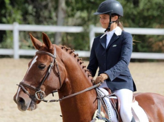  Mädchen reitet auf einem Pferd